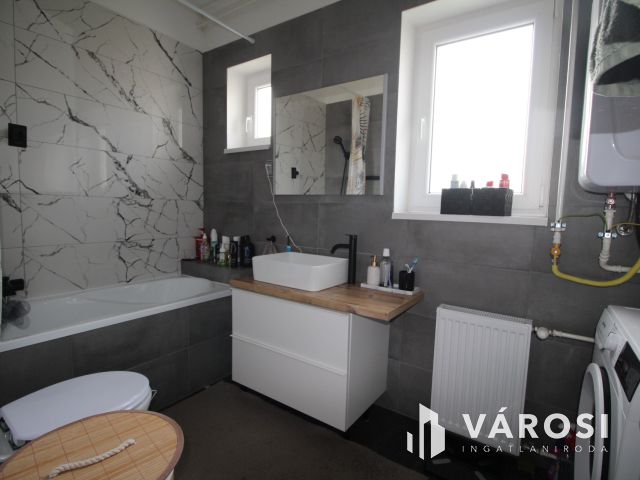 Felújított, 2 szobás házikó, pici kertel Szombathelyen