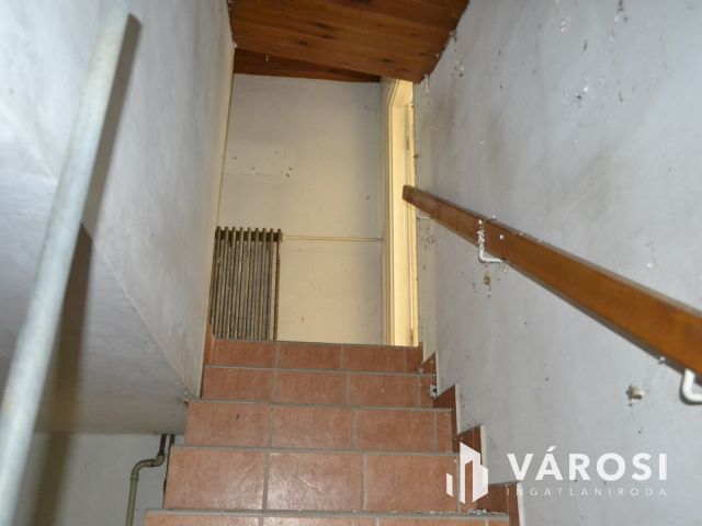 Balatonkenesén jó szerkezetű, felújításra szoruló ház eladó!