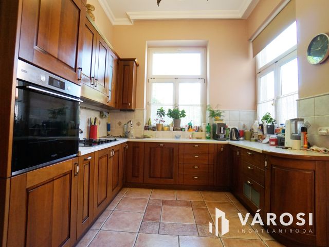 Kőbánya-Óhegy impozáns prémium otthona nagy kerttel eladó