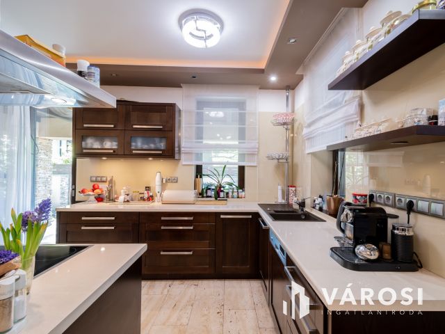 Mediterrán családi ház, luxus lakóparkban Fótligeten