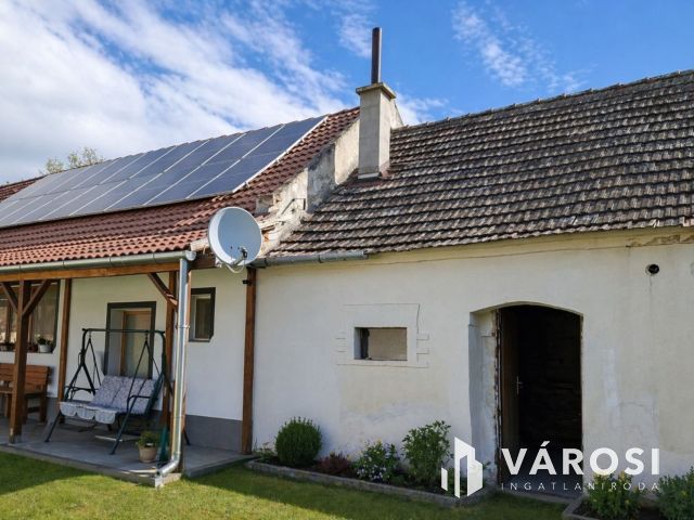 Napelemes családi ház + külön lakóegység Noszlopon
