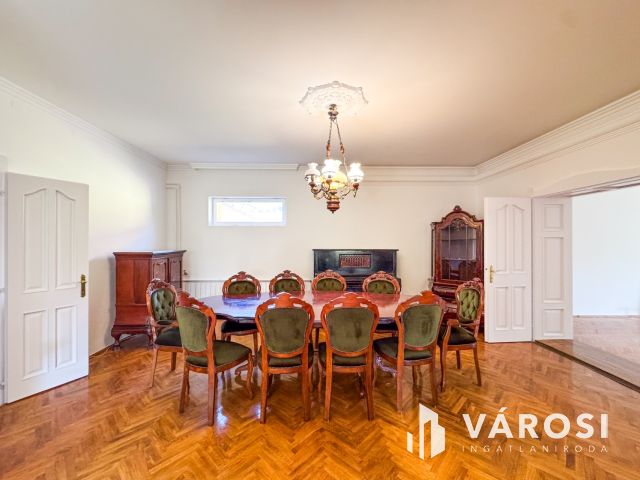 Napfényes belvárosi ház mindenhez közel