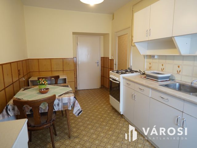 Platán soron kiadó erkélyes lakás