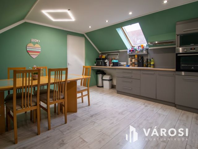 Kétgenerációs ikerház, saját kertrésszel