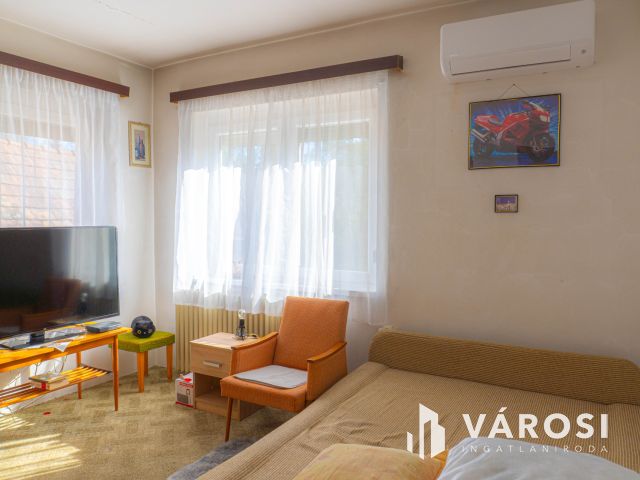 Napfényes otthon Pécelen, hatalmas alagsorral