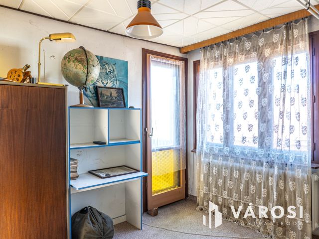 Napfényes otthon Pécelen, hatalmas alagsorral