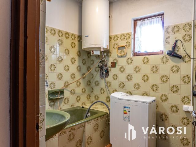 Napfényes otthon Pécelen, hatalmas alagsorral