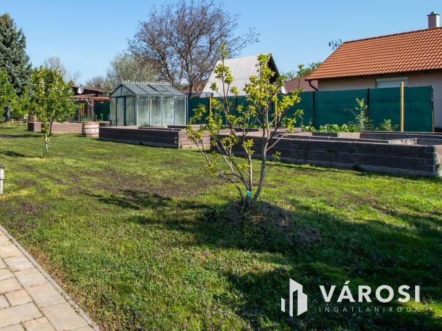 Belterületi építési telek, családi házak között