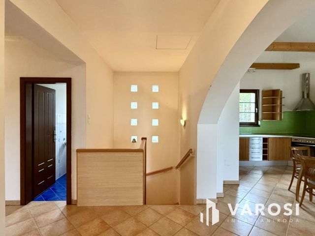 ÁLOMOTTHON NAPOS KERTTEL-KÉTÁLLÁSOS GARÁZZSAL SZENTENDRÉN