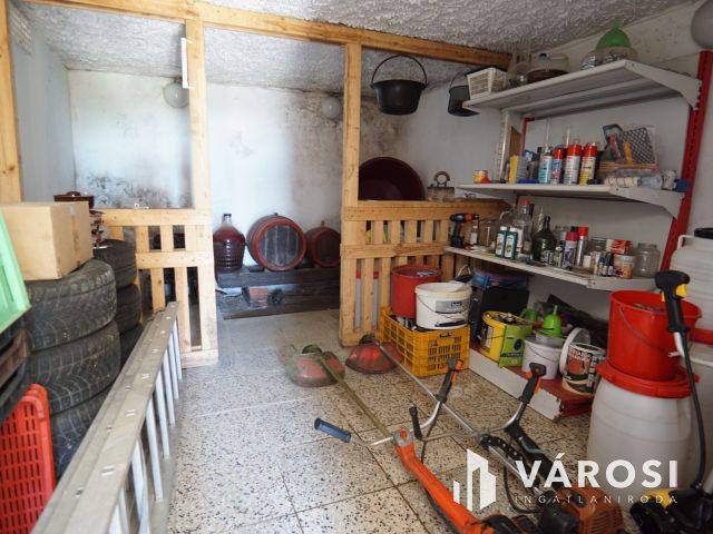 Cserfői hegyen, jó állapotú házikó