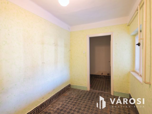 160 m2-es, felújítandó családi ház eladó