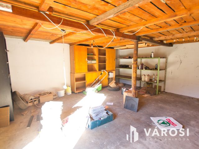 160 m2-es, felújítandó családi ház eladó