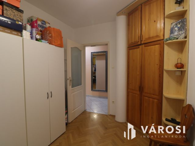 Nappali + 3 szoba, csendes, nyugodt lakókörnyezetben.
