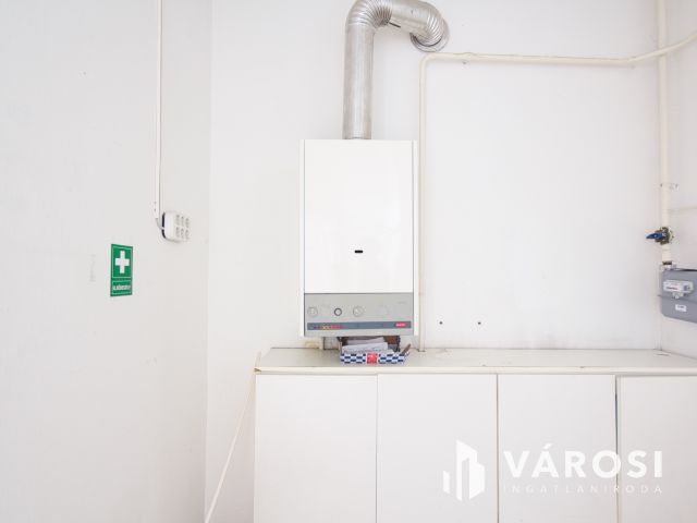 Belvárosi, 32 m2-es üzlethelyiség kiadó