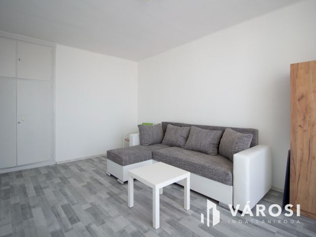 Kazinczy lkt.-en, 4. emeleti, 40 m2 tégla lakás kiadó.