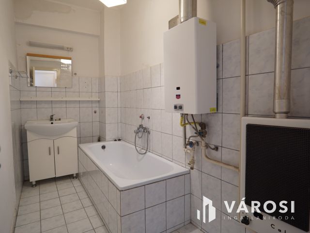 Berzsenyi utcában, átlagos állapotú lakás, a negyediken