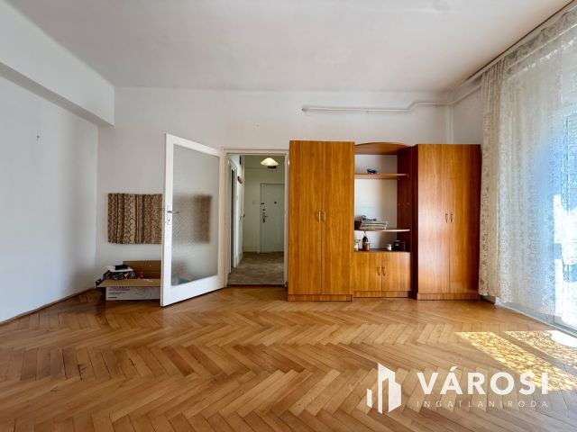 Vásártéren 1. emeleti, dupla erkélyes lakás eladó!