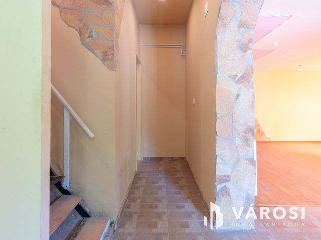 Bókay-kert közelében saját udvarral, garázzsal házrész eladó